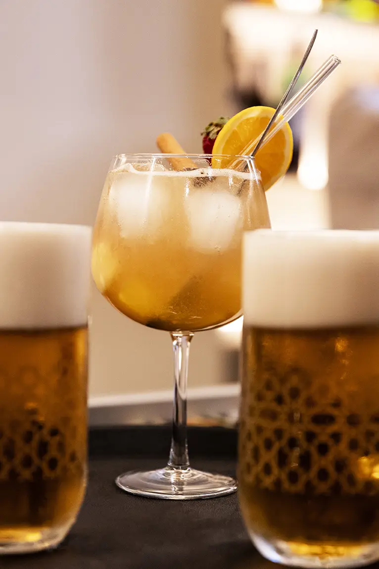 foto de una ensaladilla rusa y un vaso de cerveza