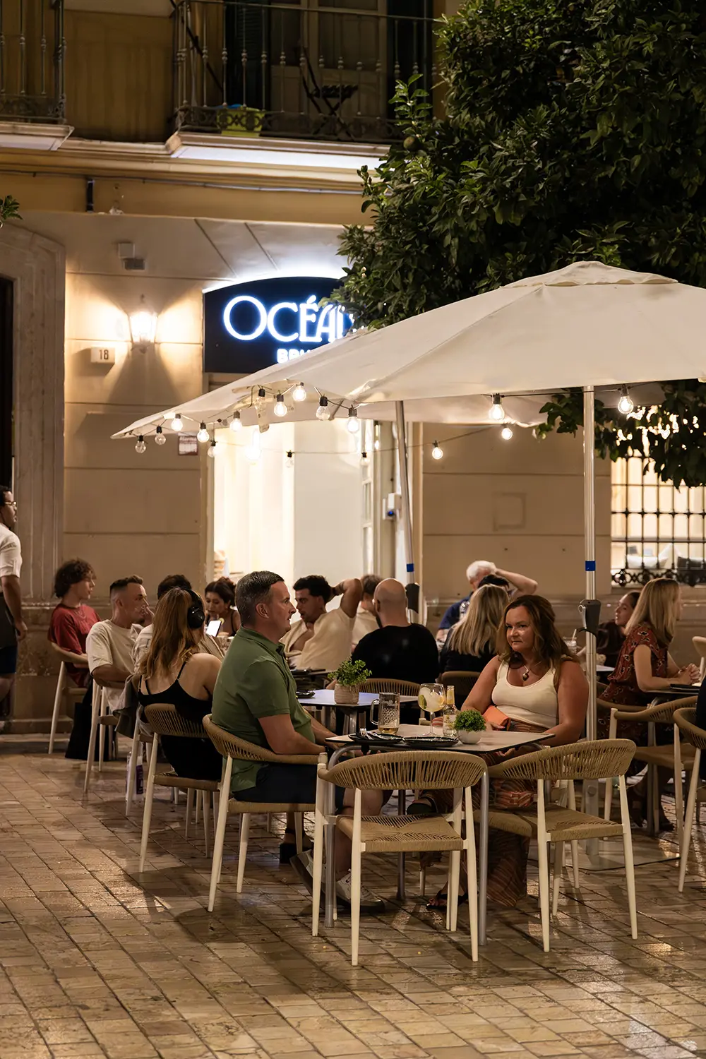 ambiente de terraza en Océano restaurante Málaga